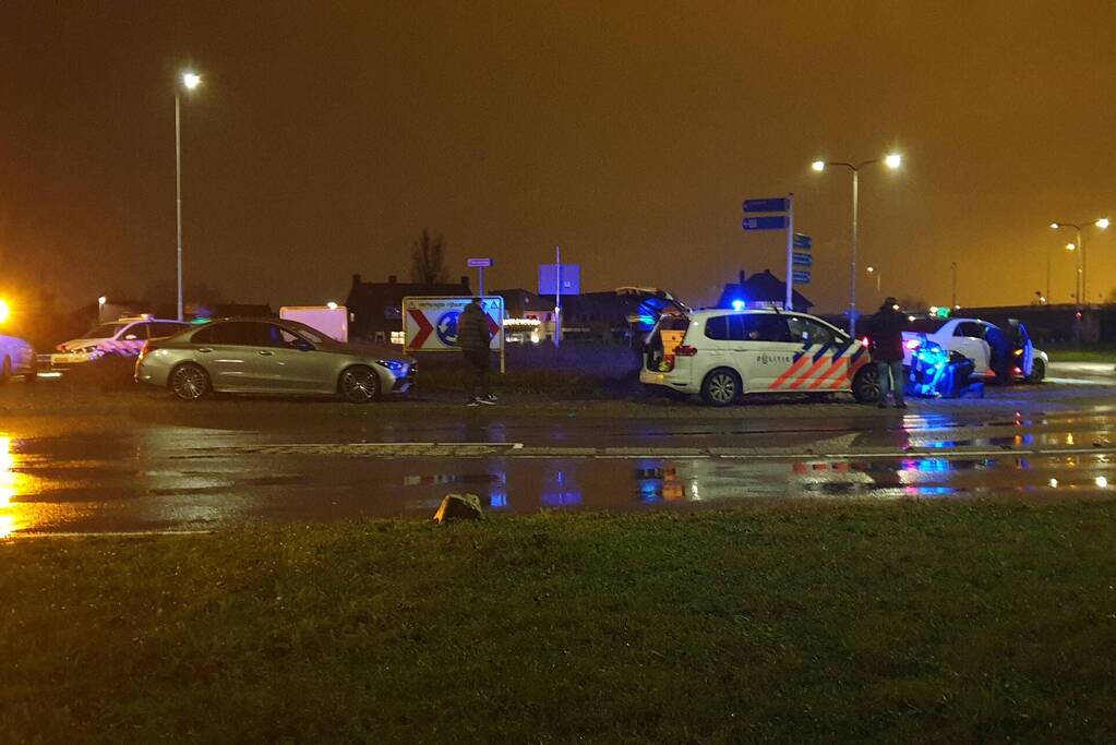 Bestuurder rijdt tegen verkeersbord op rotonde