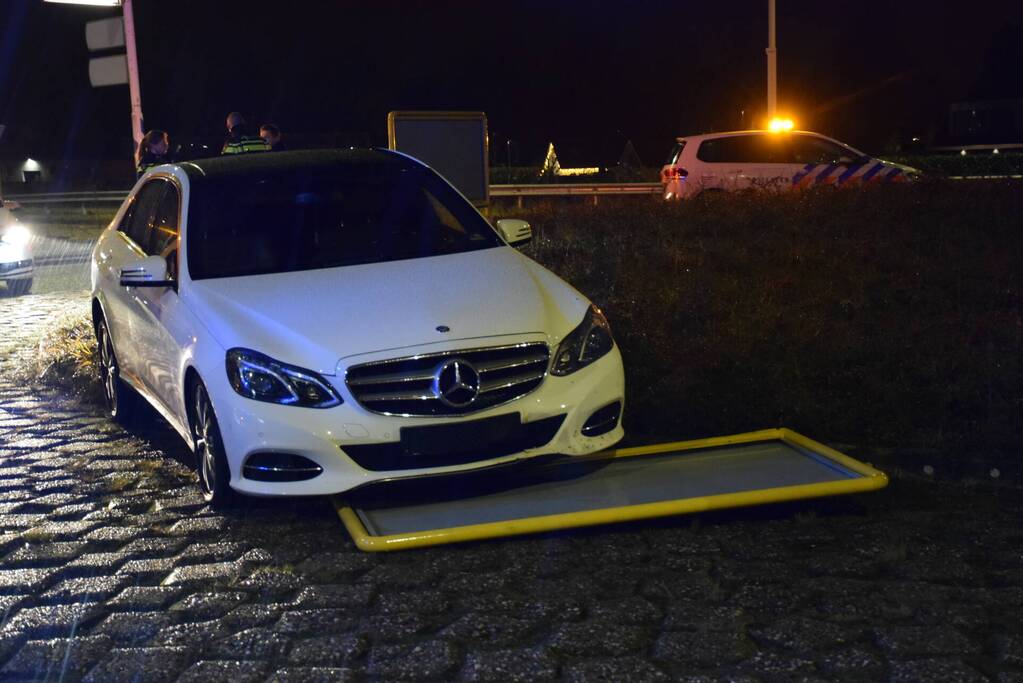 Bestuurder rijdt tegen verkeersbord op rotonde