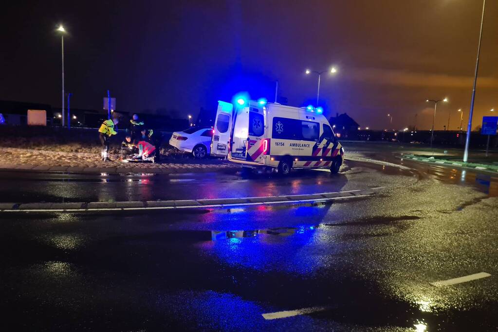 Bestuurder rijdt tegen verkeersbord op rotonde