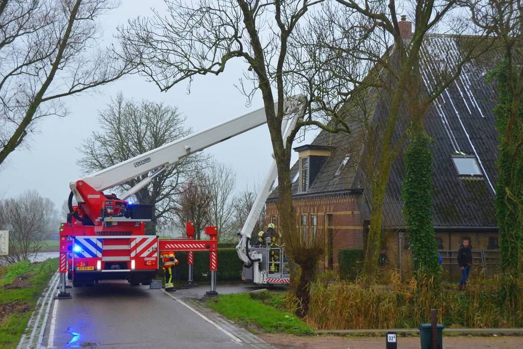 Brand in schoorsteen van boerderijwoning