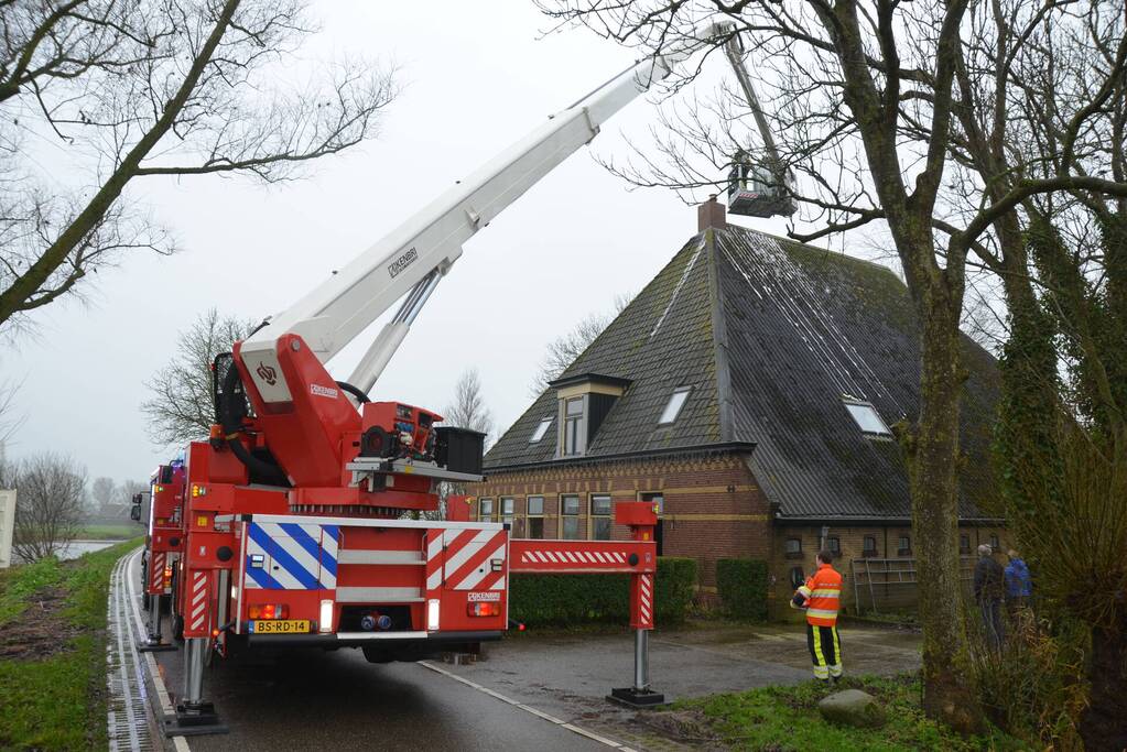 Brand in schoorsteen van boerderijwoning