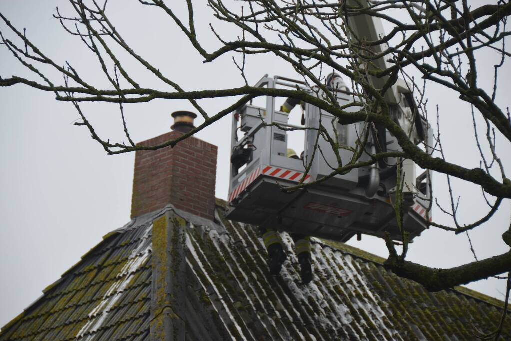 Brand in schoorsteen van boerderijwoning