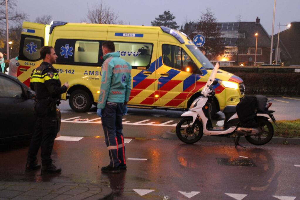 Scooterrijder aangereden op rotonde