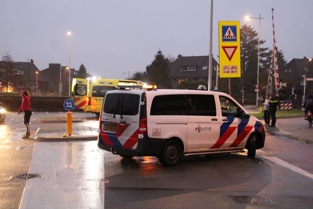 Scooterrijder aangereden op rotonde