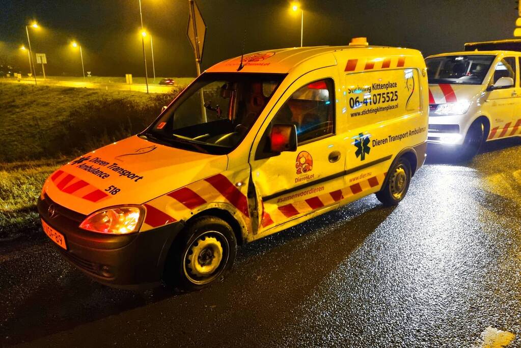 Forse schade na botsing met dierenambulance en personenauto