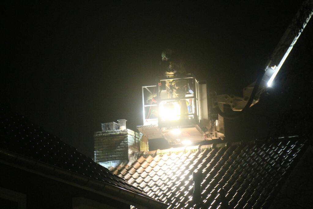 Brand in schoorsteen van woning