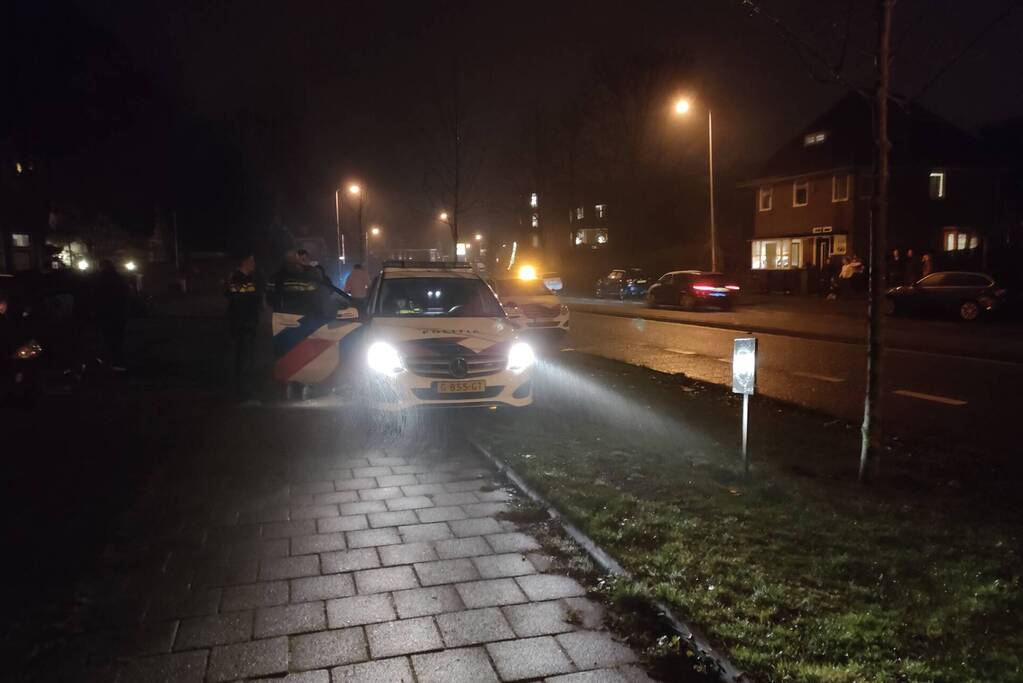 Auto zwaar beschadigd na botsing tegen gebouw