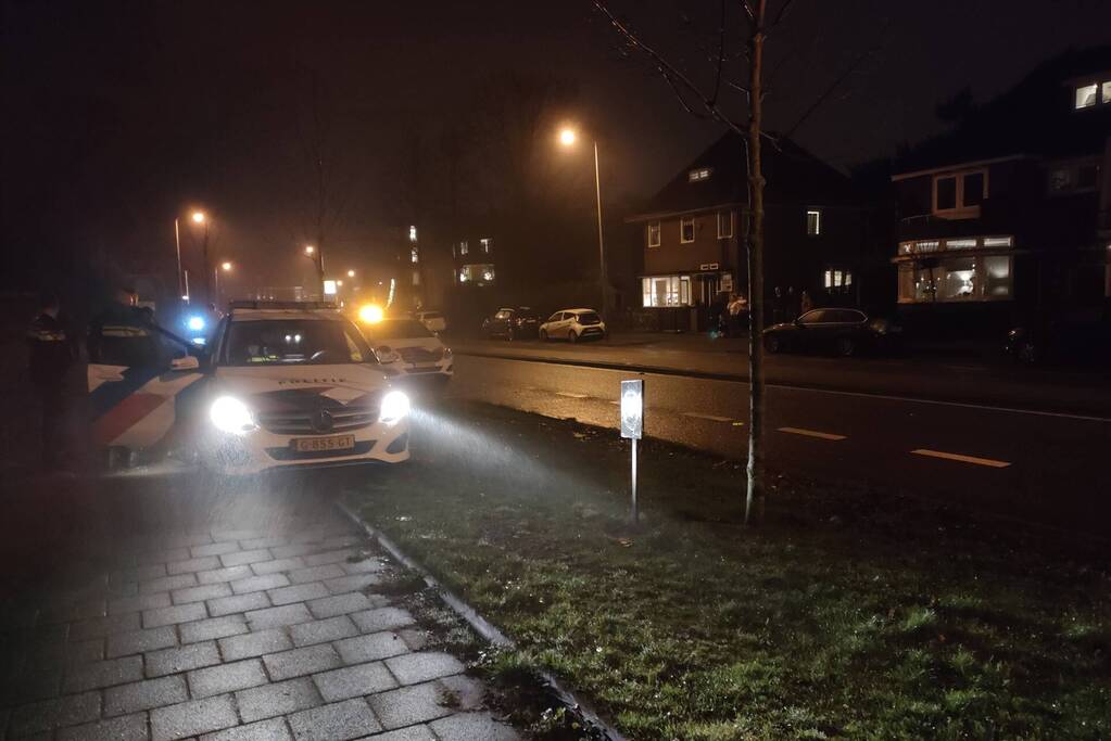Auto zwaar beschadigd na botsing tegen gebouw