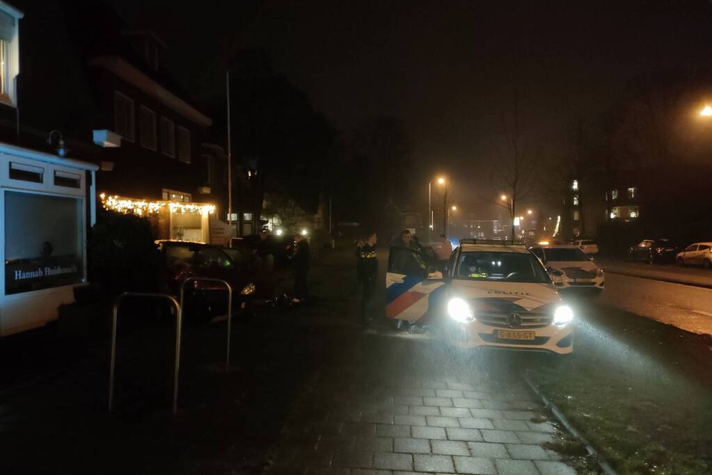 Auto zwaar beschadigd na botsing tegen gebouw