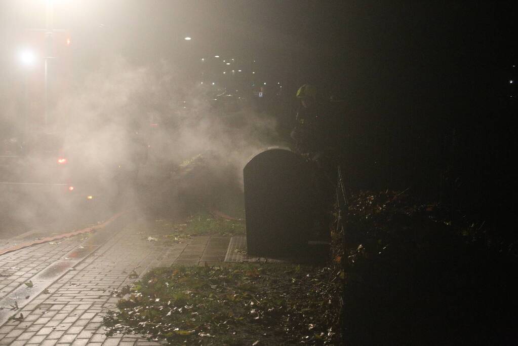 Veel rook door brand in container