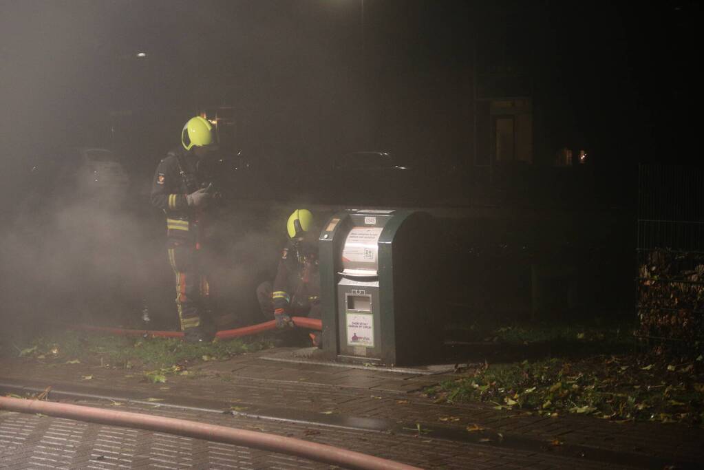 Veel rook door brand in container