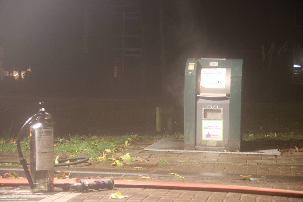 Veel rook door brand in container