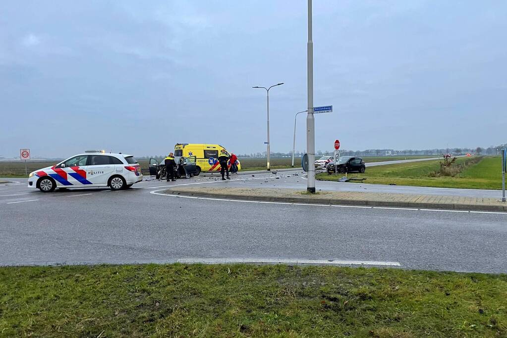 Twee auto's betrokken bij botsing op kruispunt