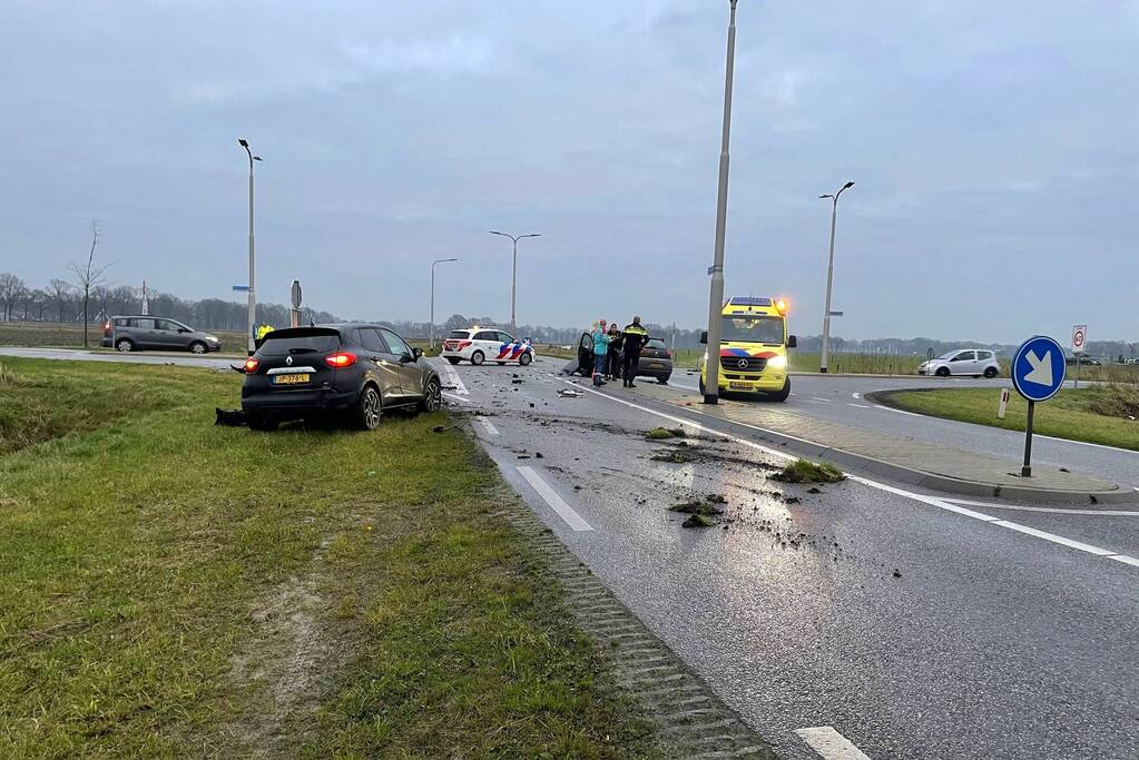 Twee auto's betrokken bij botsing op kruispunt