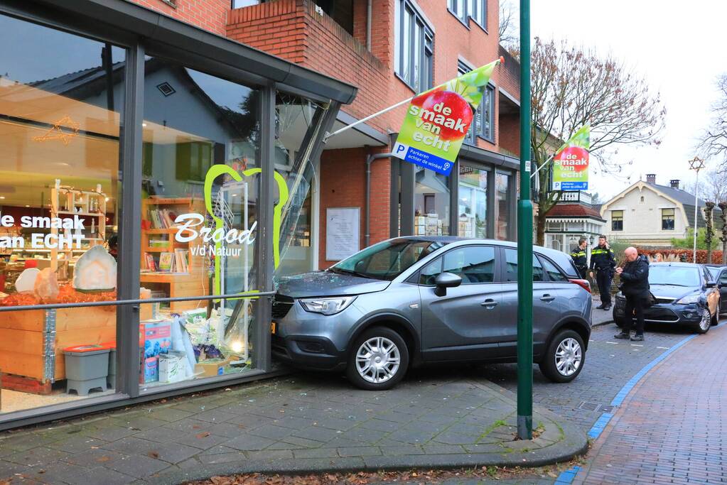 Automobilist eindigt tegen winkelpand