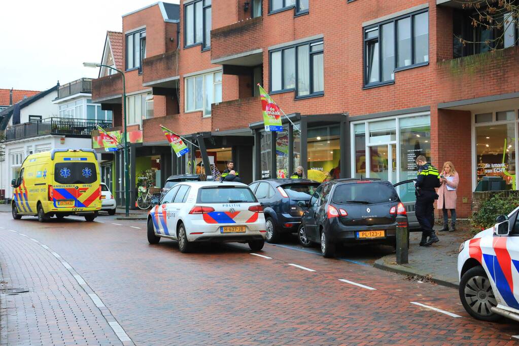 Automobilist eindigt tegen winkelpand