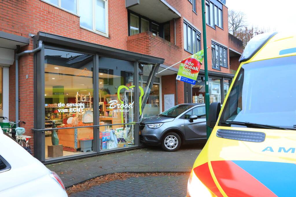 Automobilist eindigt tegen winkelpand
