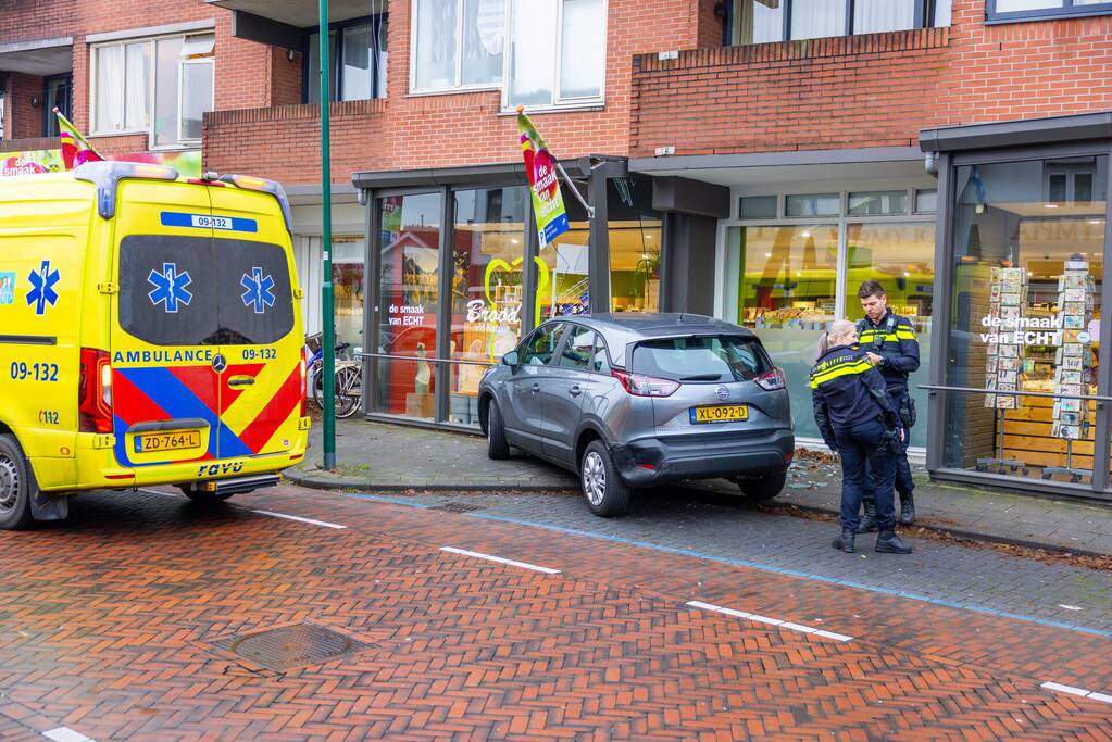 Automobilist eindigt tegen winkelpand