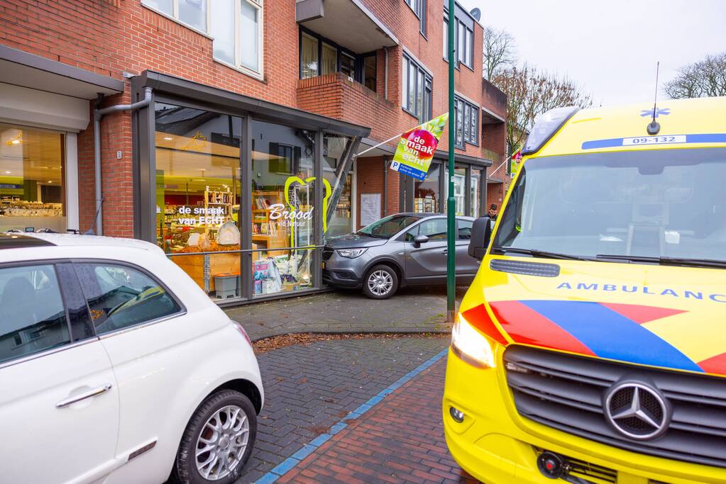 Automobilist eindigt tegen winkelpand