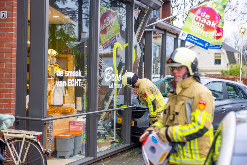 Automobilist eindigt tegen winkelpand