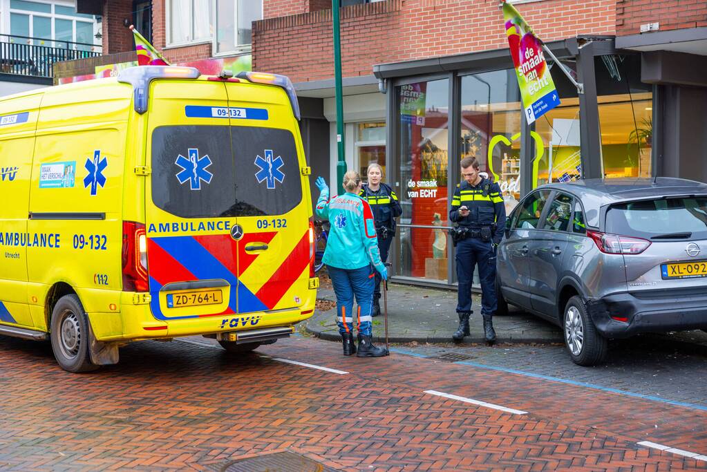 Automobilist eindigt tegen winkelpand