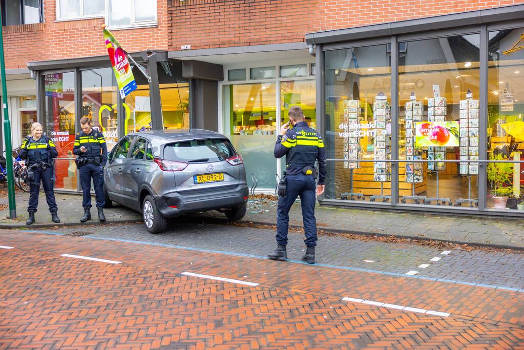 Automobilist eindigt tegen winkelpand