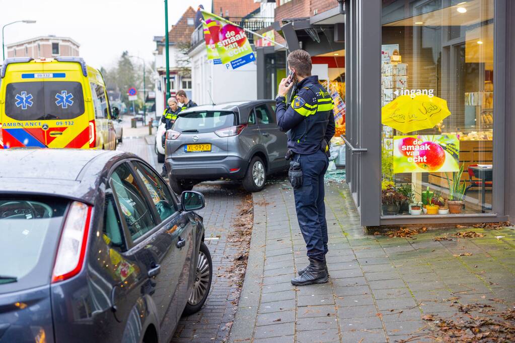 Automobilist eindigt tegen winkelpand