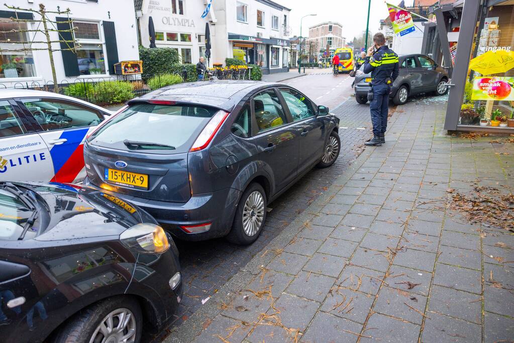 Automobilist eindigt tegen winkelpand
