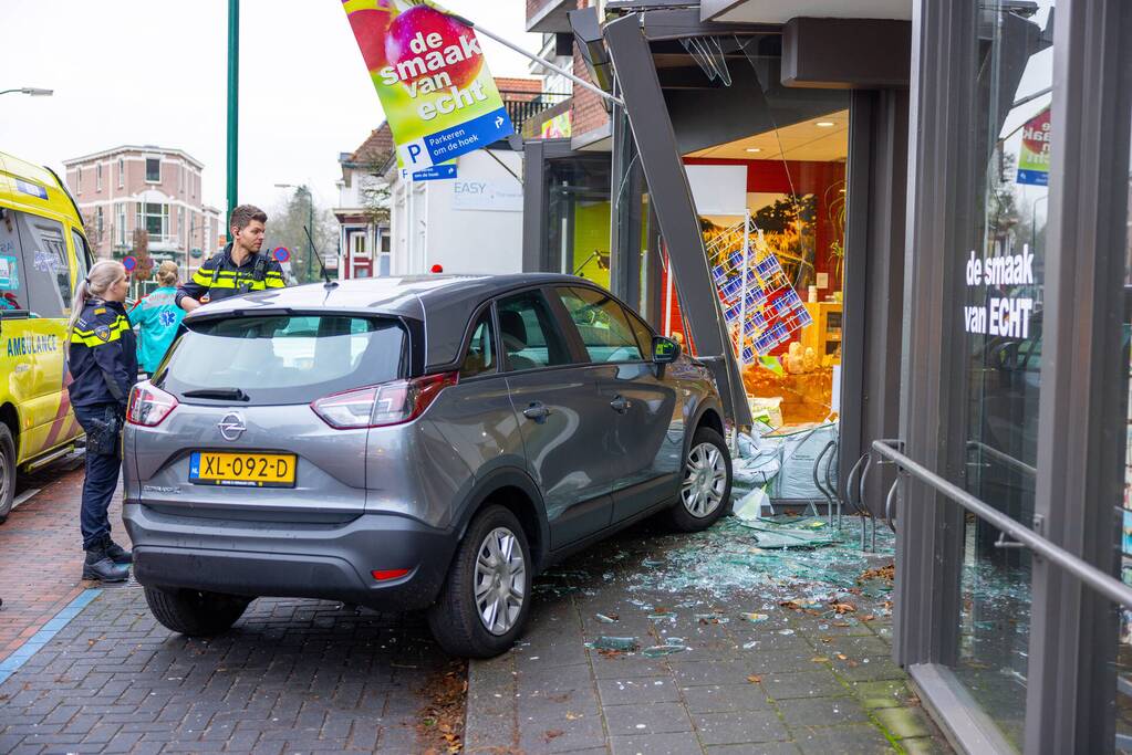 Automobilist eindigt tegen winkelpand
