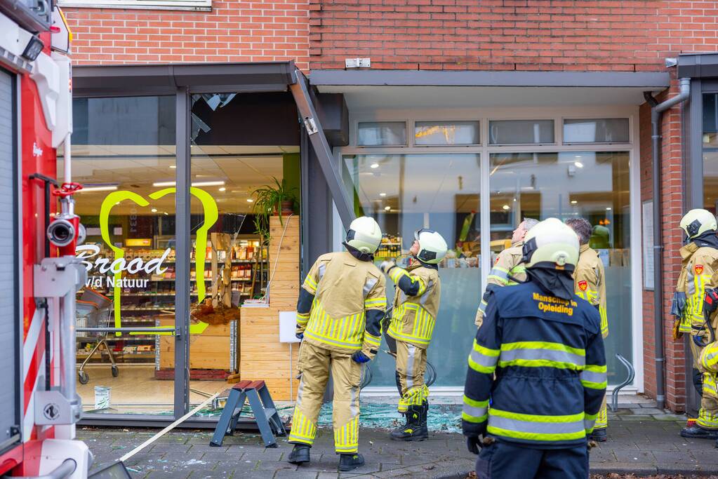 Automobilist eindigt tegen winkelpand