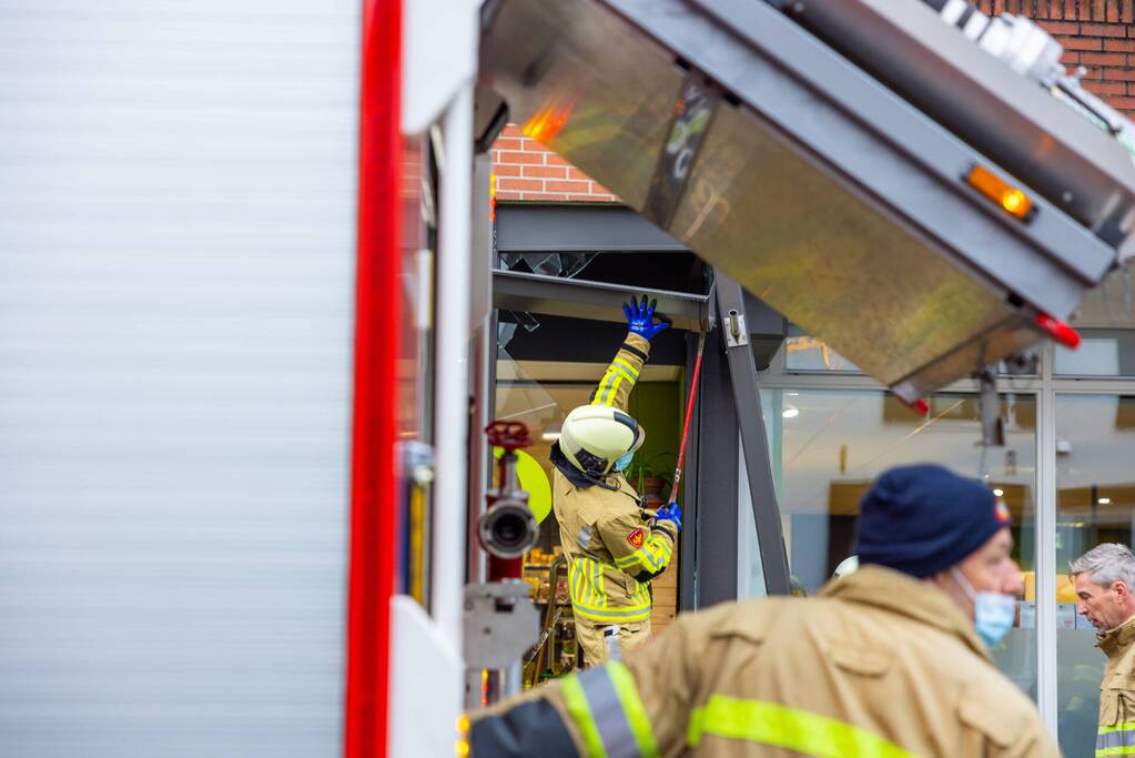 Automobilist eindigt tegen winkelpand