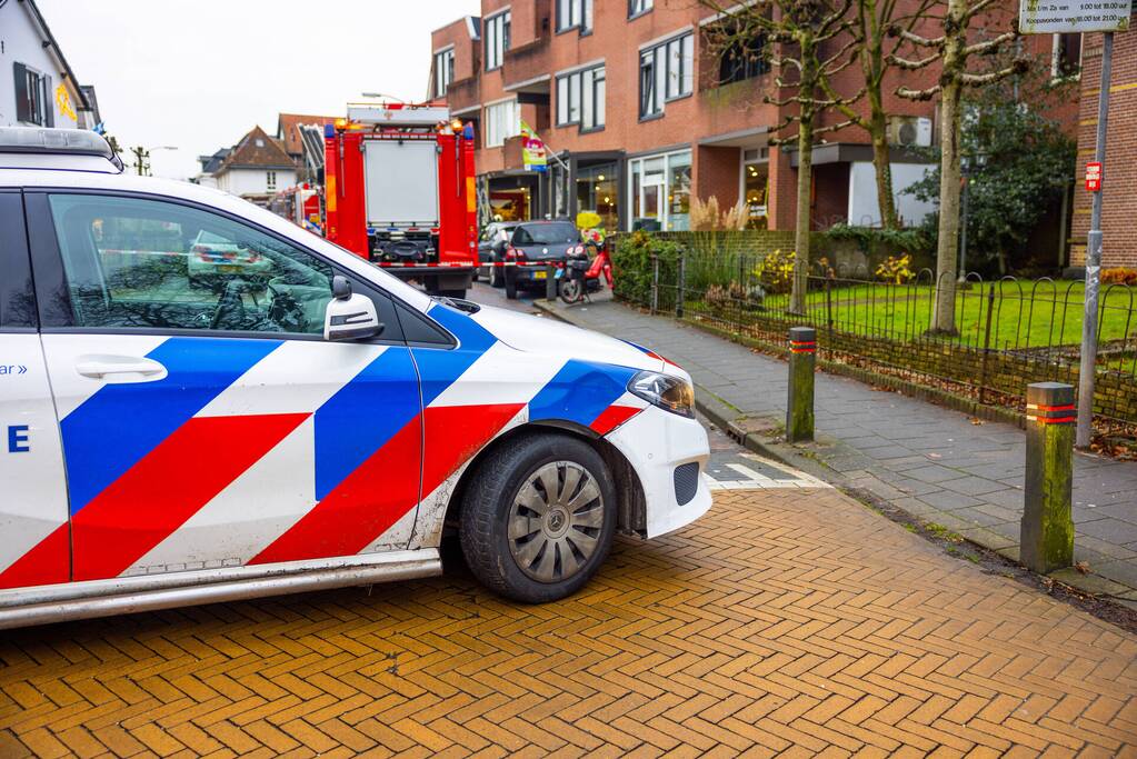 Automobilist eindigt tegen winkelpand