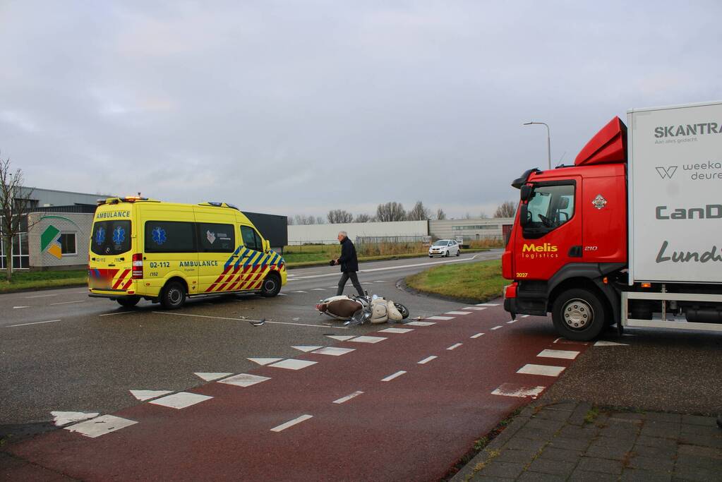 Scooter en vrachtwagen betrokken bij verkeersongeval