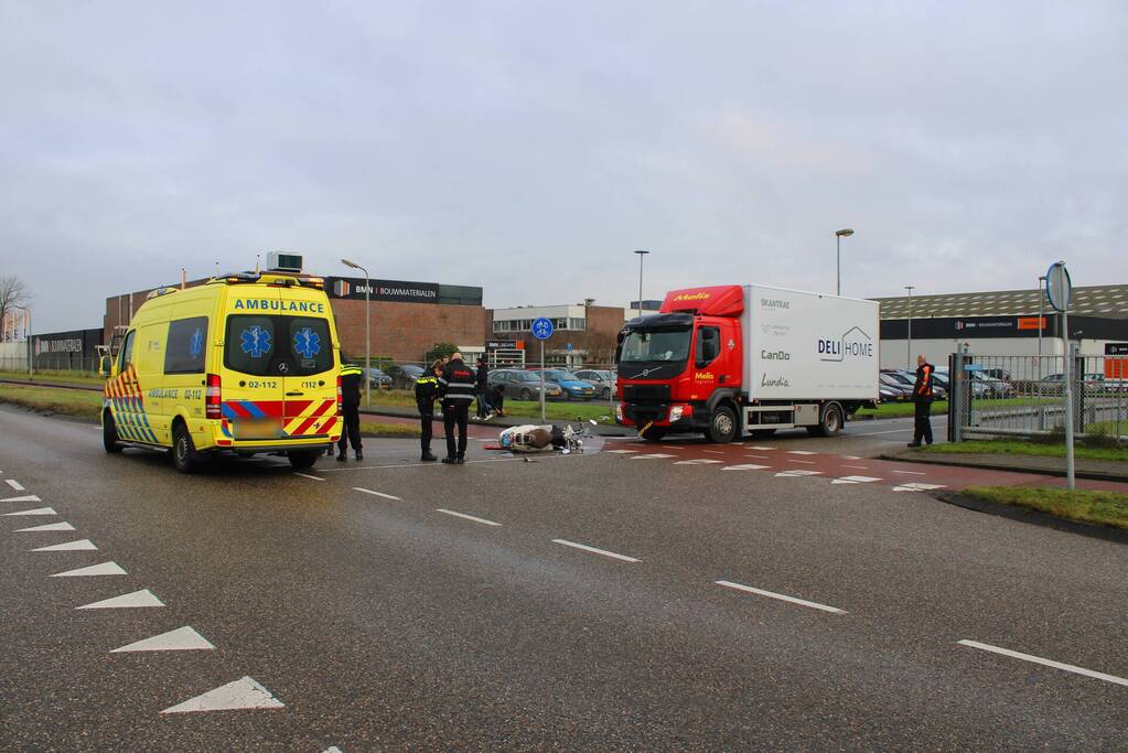 Scooter en vrachtwagen betrokken bij verkeersongeval