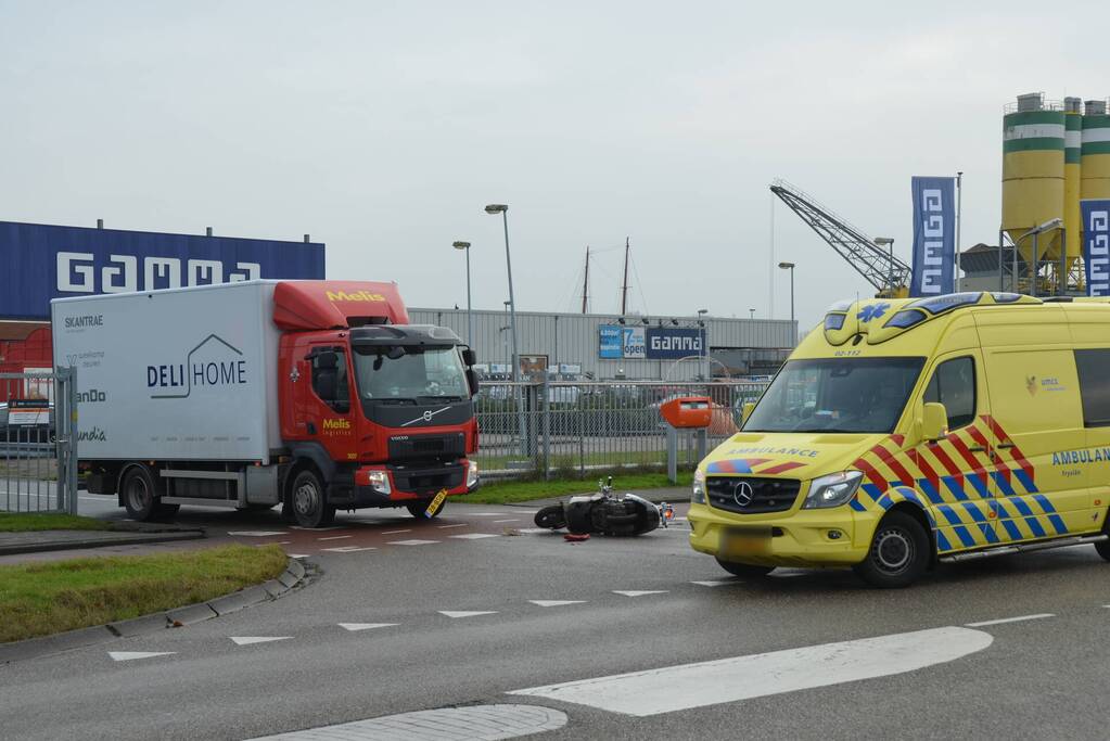 Scooter en vrachtwagen betrokken bij verkeersongeval