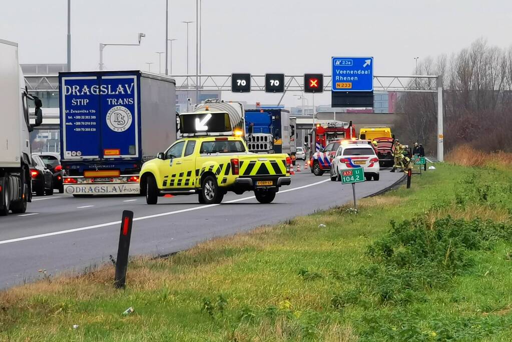Rijstrook afgesloten door autobrand