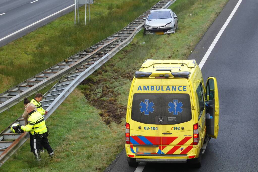 Auto botst op vangrail
