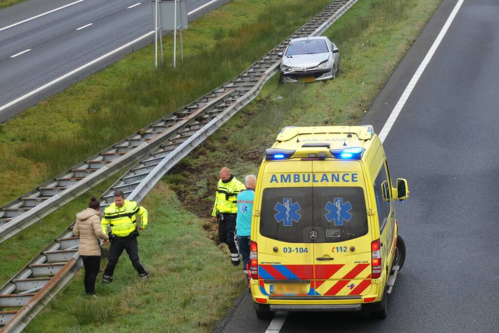 Auto botst op vangrail