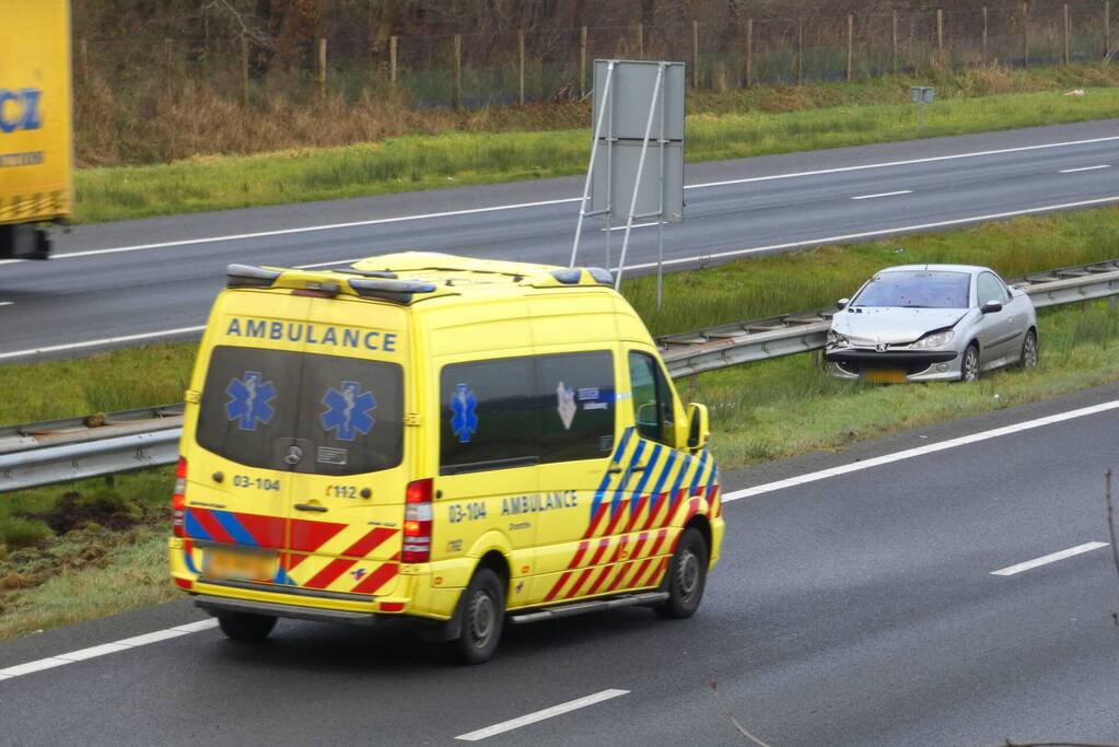 Auto botst op vangrail