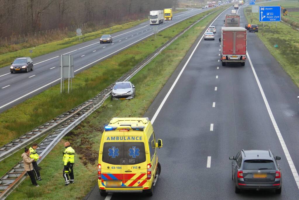 Auto botst op vangrail