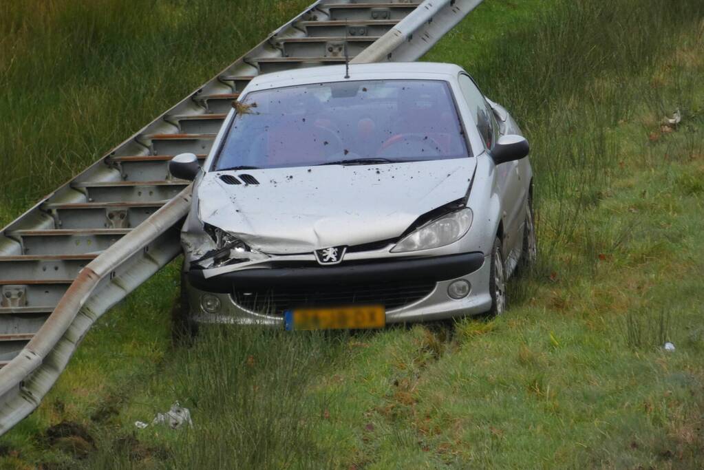 Auto botst op vangrail