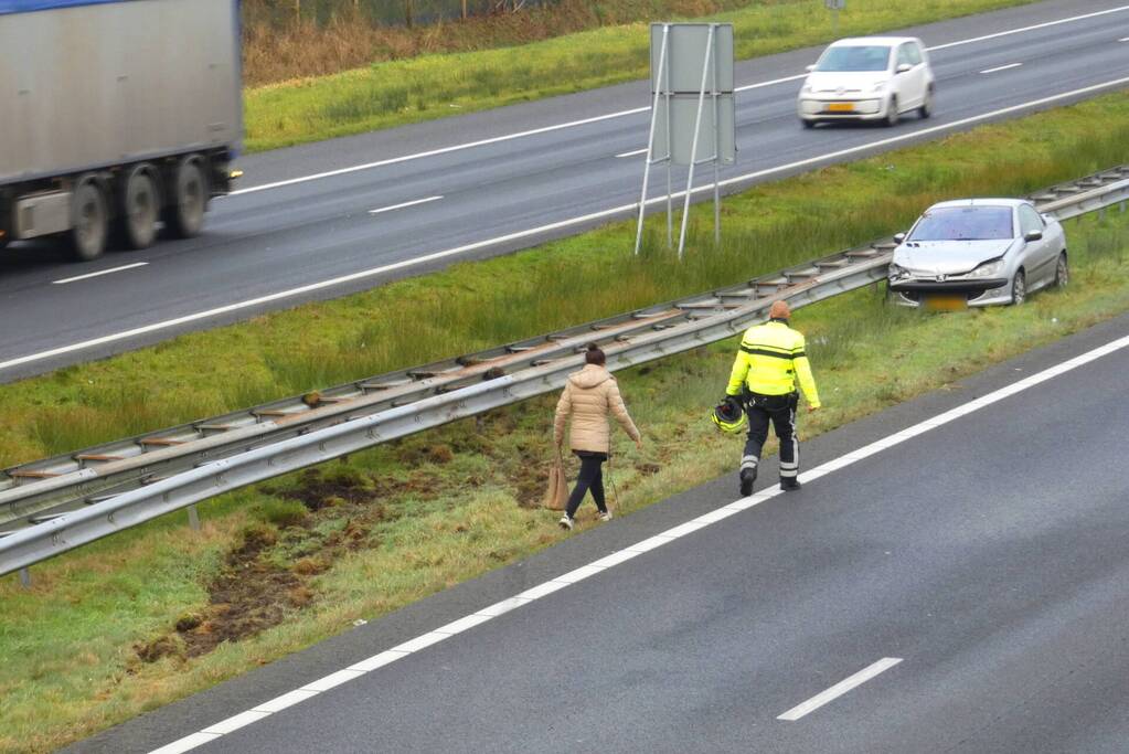 Auto botst op vangrail