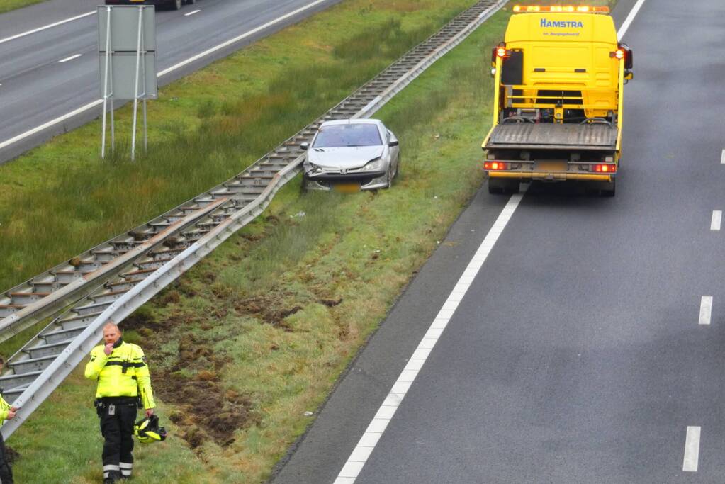Auto botst op vangrail
