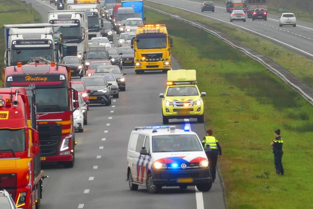 Auto botst op vangrail