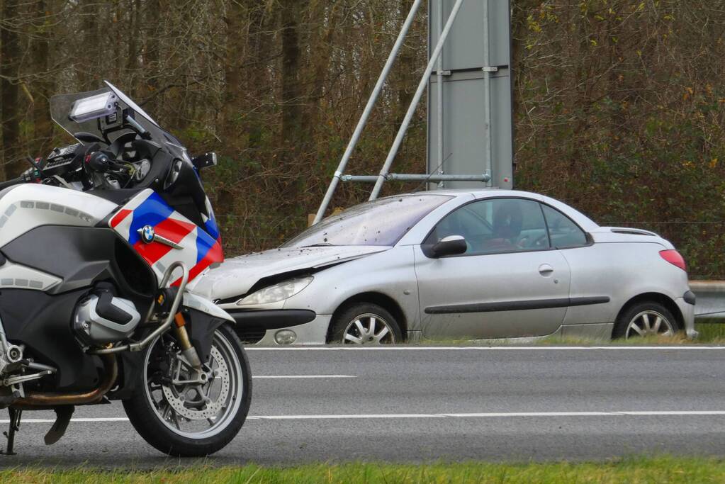 Auto botst op vangrail