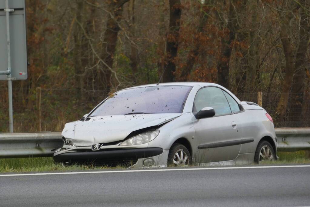 Auto botst op vangrail