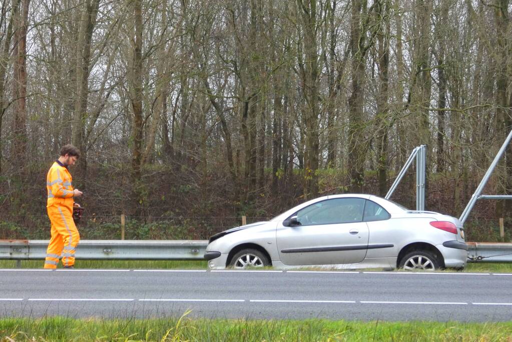 Auto botst op vangrail