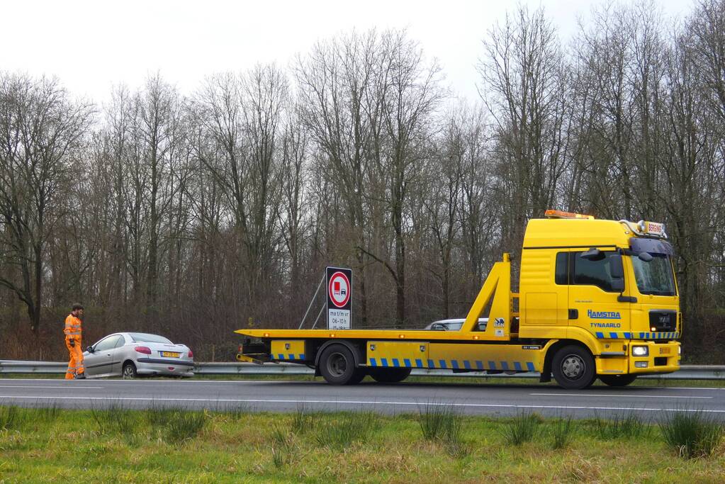 Auto botst op vangrail