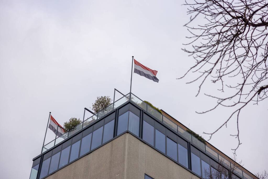 Vlaggen uitgehangen voor wereldkampioen Max Verstappen