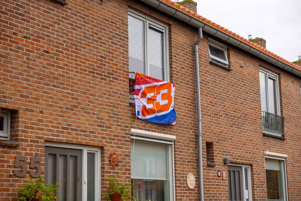 Vlaggen uitgehangen voor wereldkampioen Max Verstappen